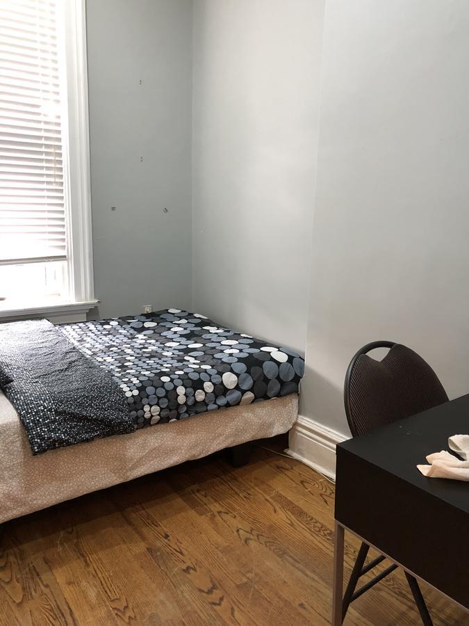 Guest House On The Carlton Street. Toronto Bagian luar foto