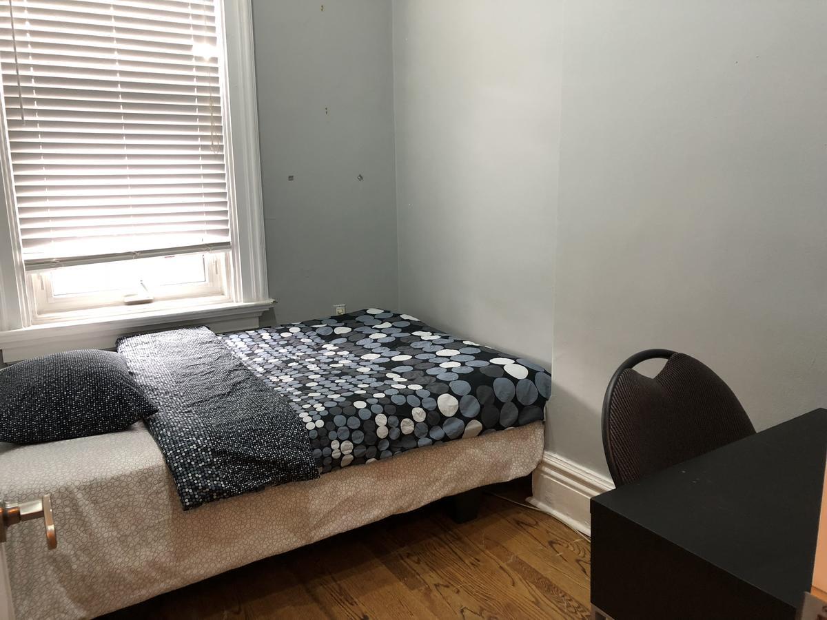 Guest House On The Carlton Street. Toronto Bagian luar foto